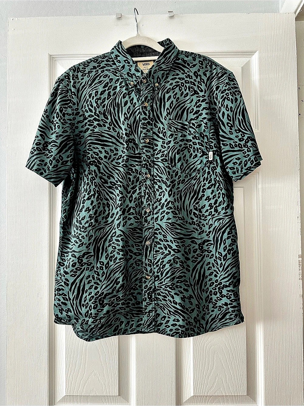 Vans Animal Print Button-Up in Green & Black Size Small